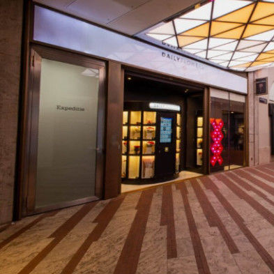 به راحتی گل‌های تک شاخه را با دستگاه فروش خودکار کمدی و گزینه پیش‌سفارش بفروشید