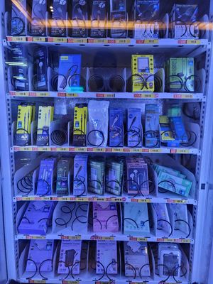 دستگاه فروش خودکار قفل شفاف صفحه لمسی 32 اینچی برای افزایش فروش، تخفیف‌های چند خرید و توصیه‌های فروش بیشتر