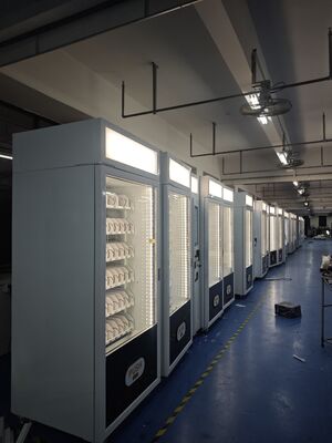 دستگاه فروش غذاهای ناشتا طراحی شده برای ارائه خدمات با صفحه نمایش لمسی 215 اینچی و جعبه نور چشمگیر در مکان های خرده فروشی